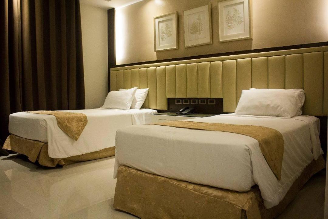Crown Royale Hotel Balanga Exterior photo