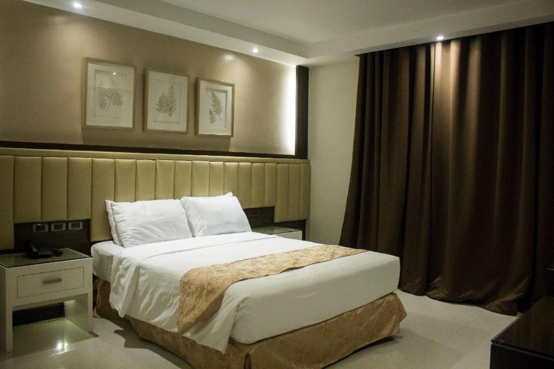 Crown Royale Hotel Balanga Exterior photo