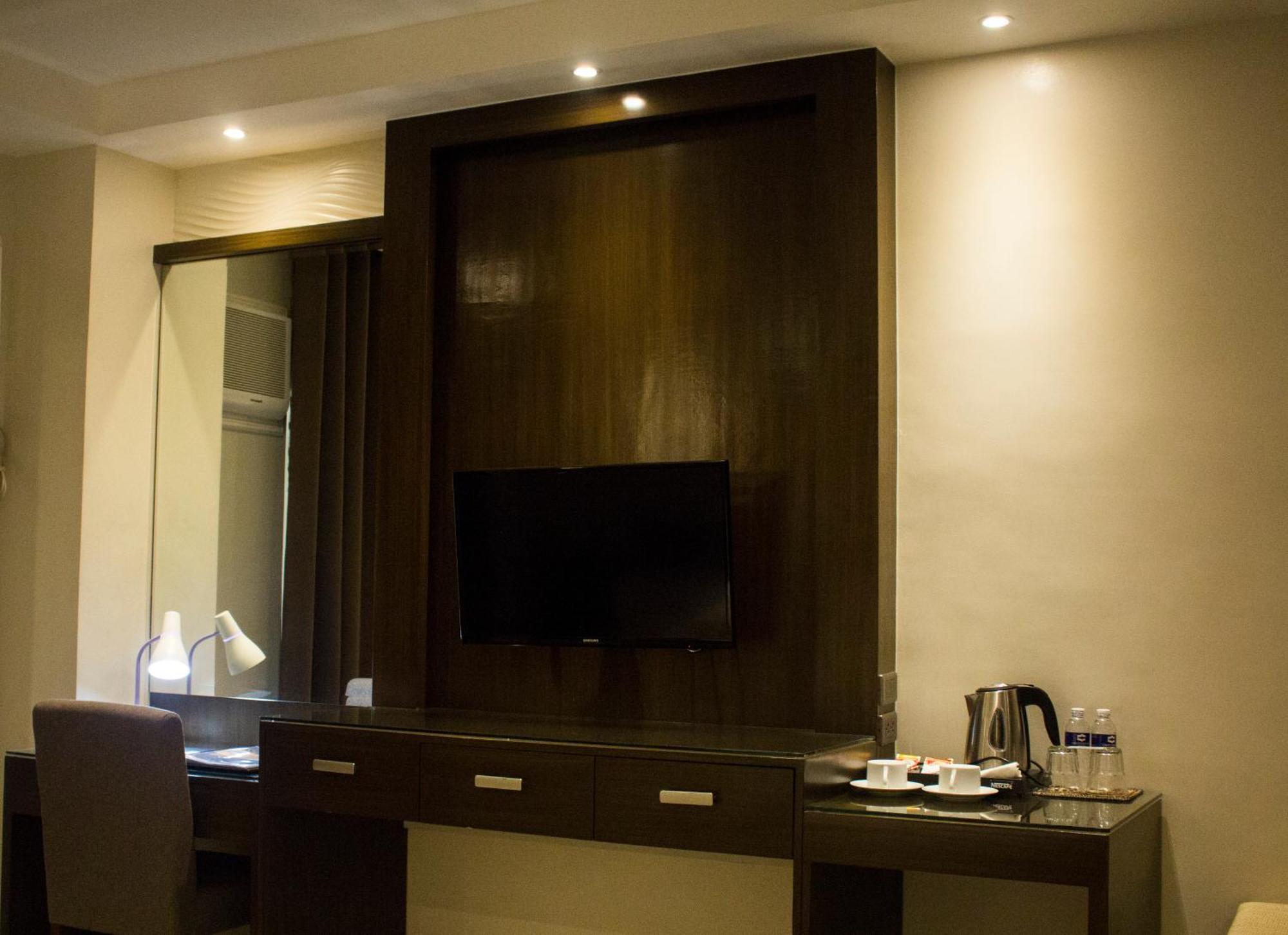 Crown Royale Hotel Balanga Exterior photo