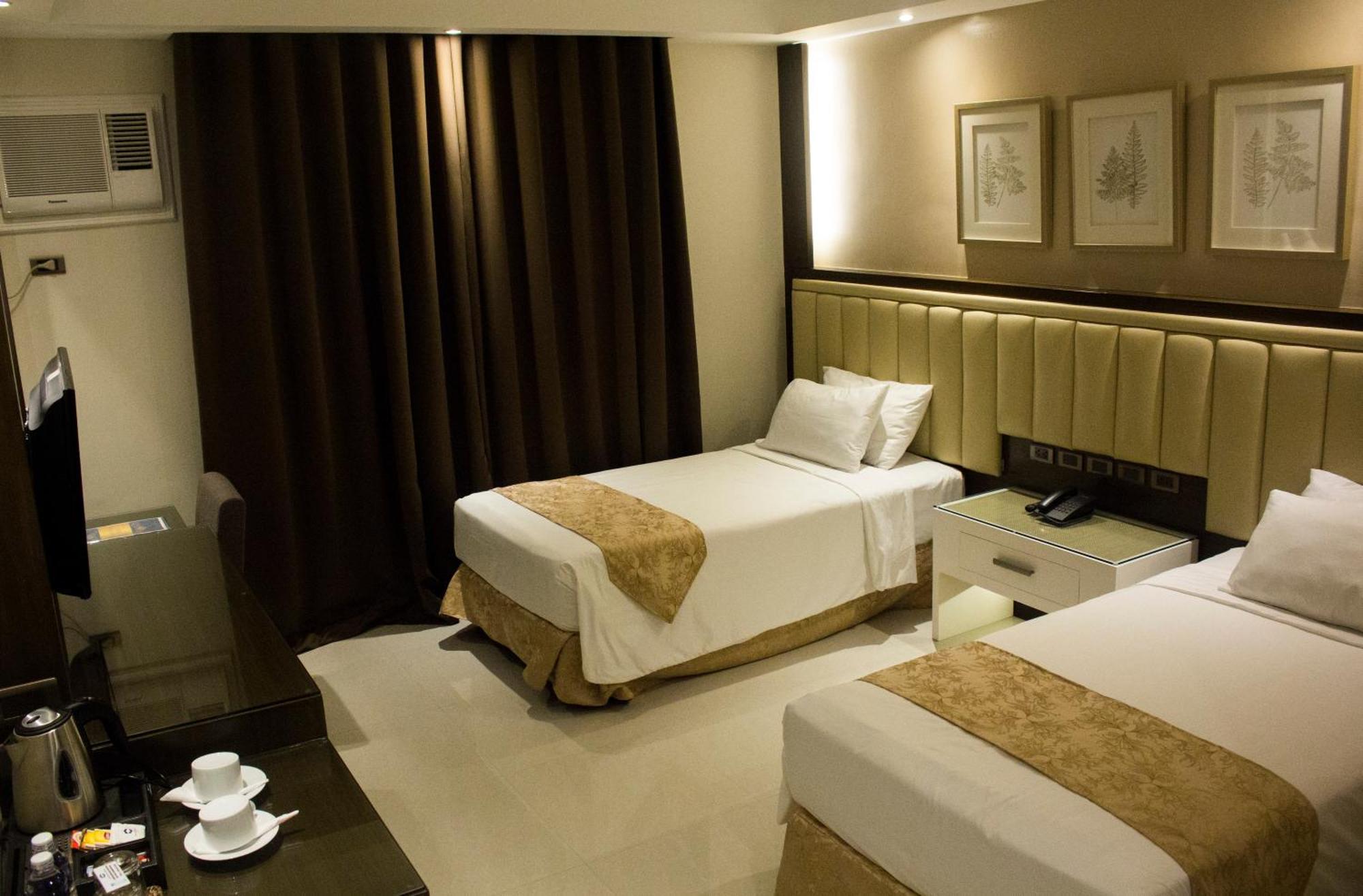 Crown Royale Hotel Balanga Exterior photo