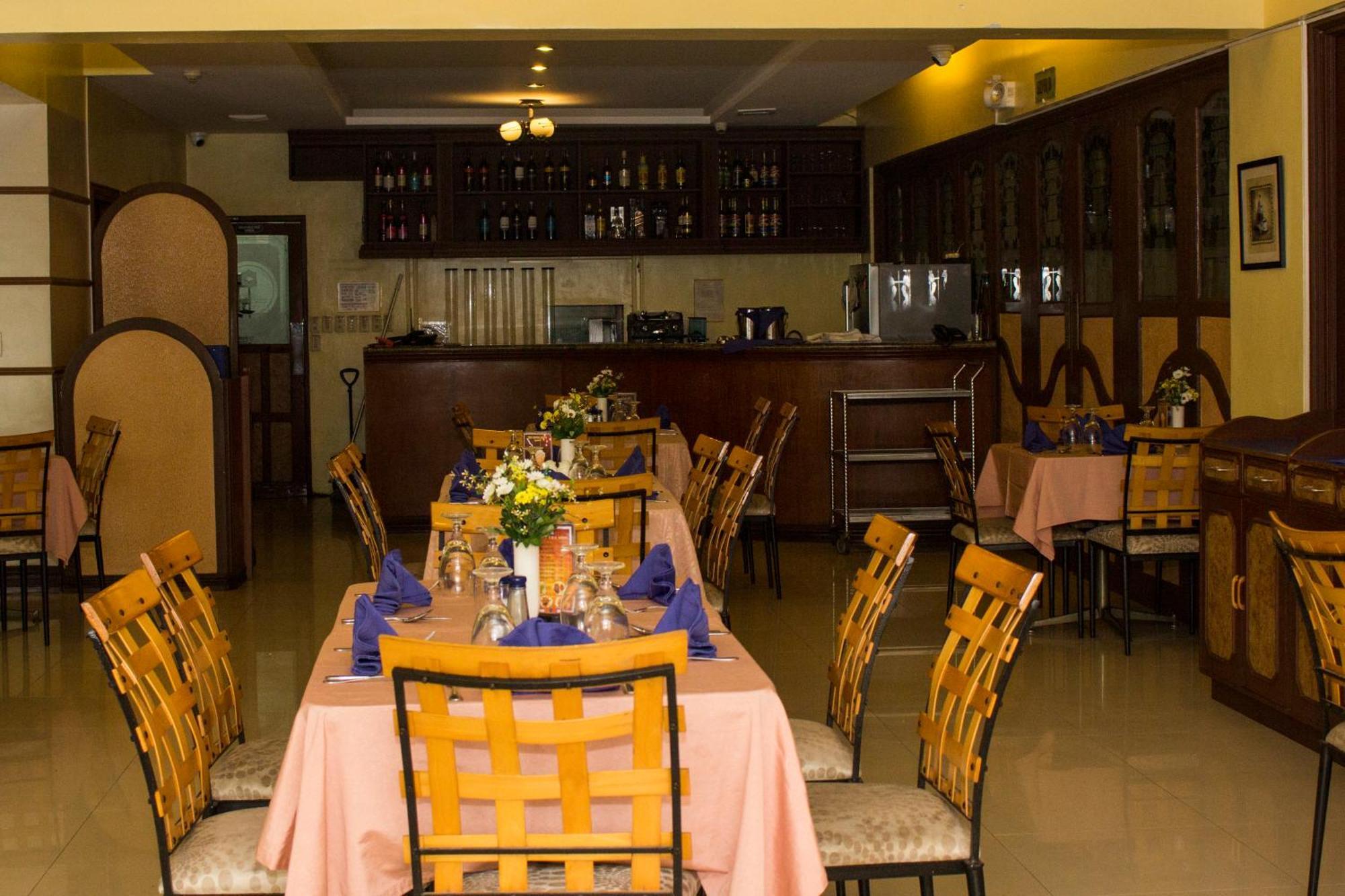 Crown Royale Hotel Balanga Exterior photo
