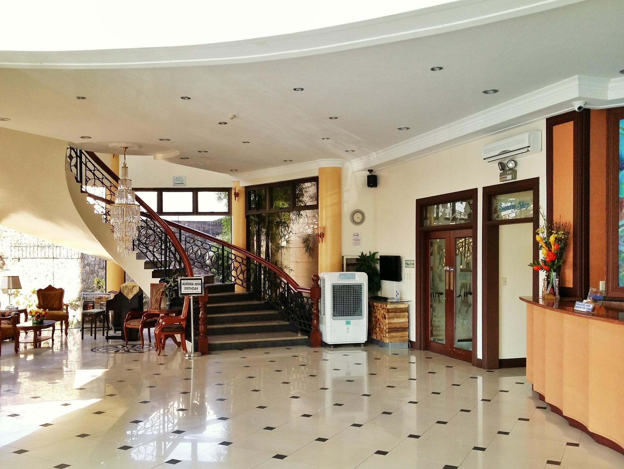 Crown Royale Hotel Balanga Exterior photo