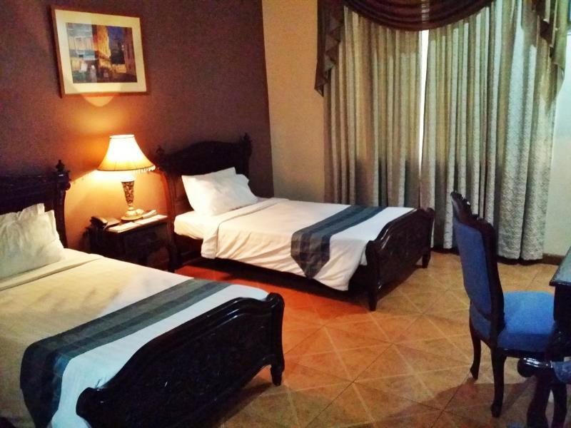 Crown Royale Hotel Balanga Exterior photo