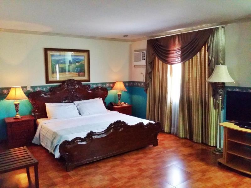 Crown Royale Hotel Balanga Exterior photo