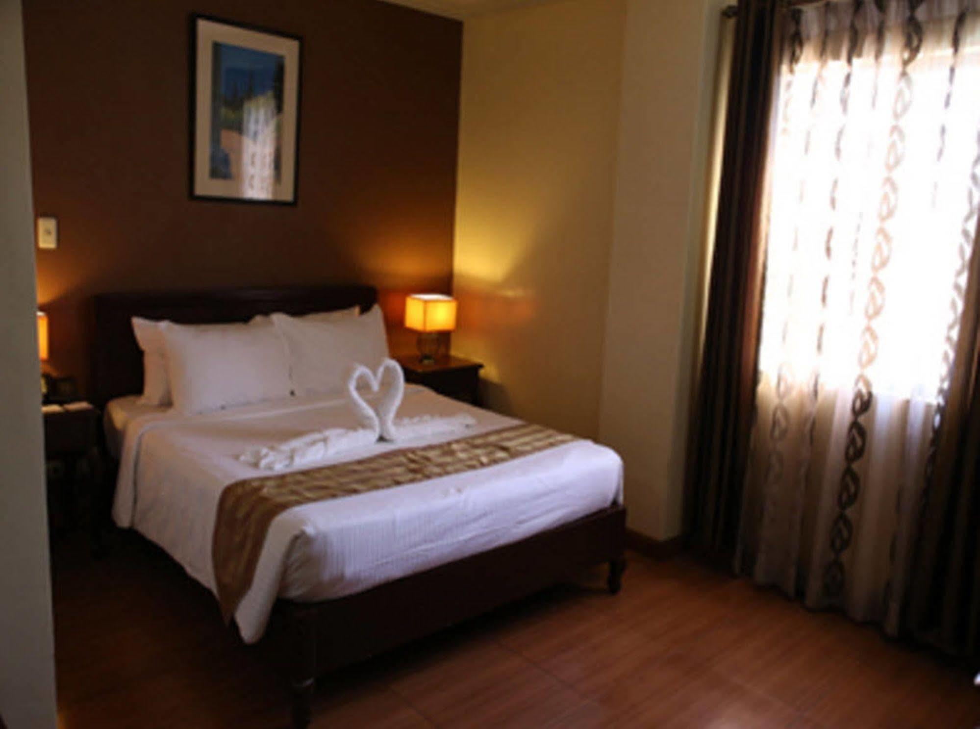 Crown Royale Hotel Balanga Exterior photo