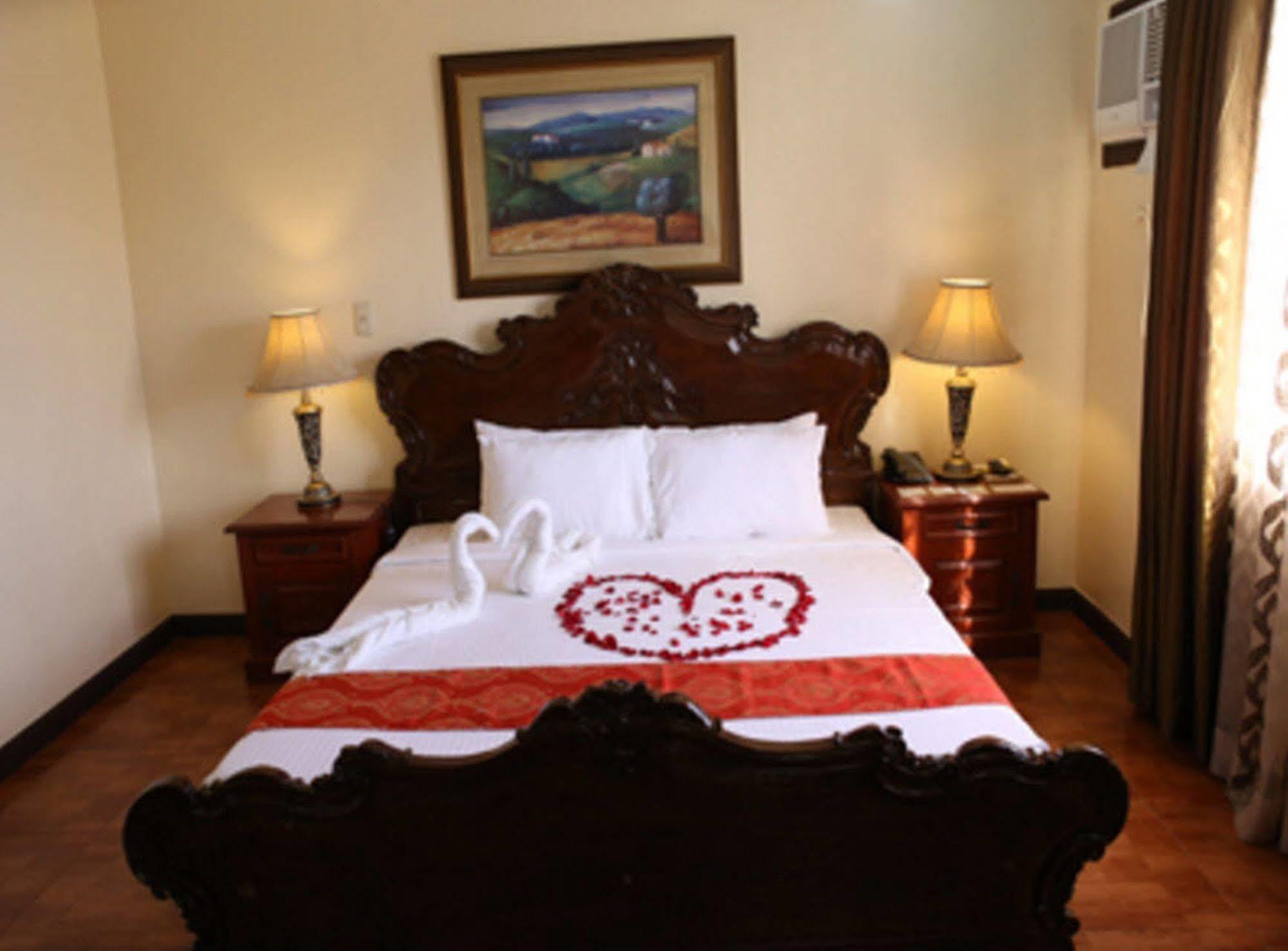Crown Royale Hotel Balanga Exterior photo
