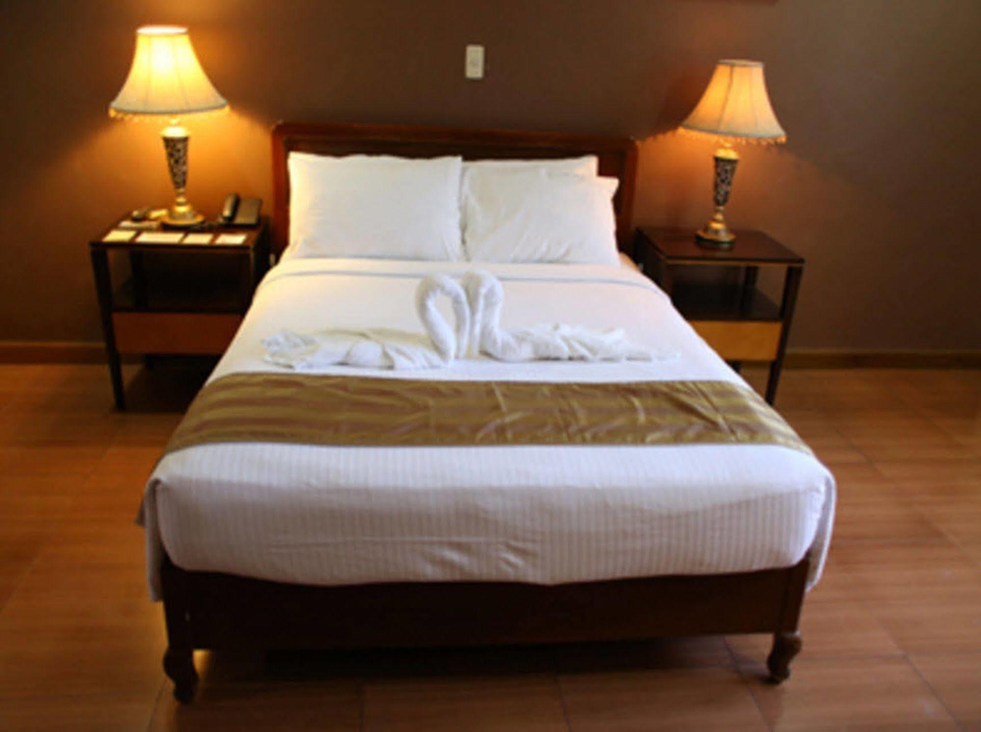 Crown Royale Hotel Balanga Exterior photo