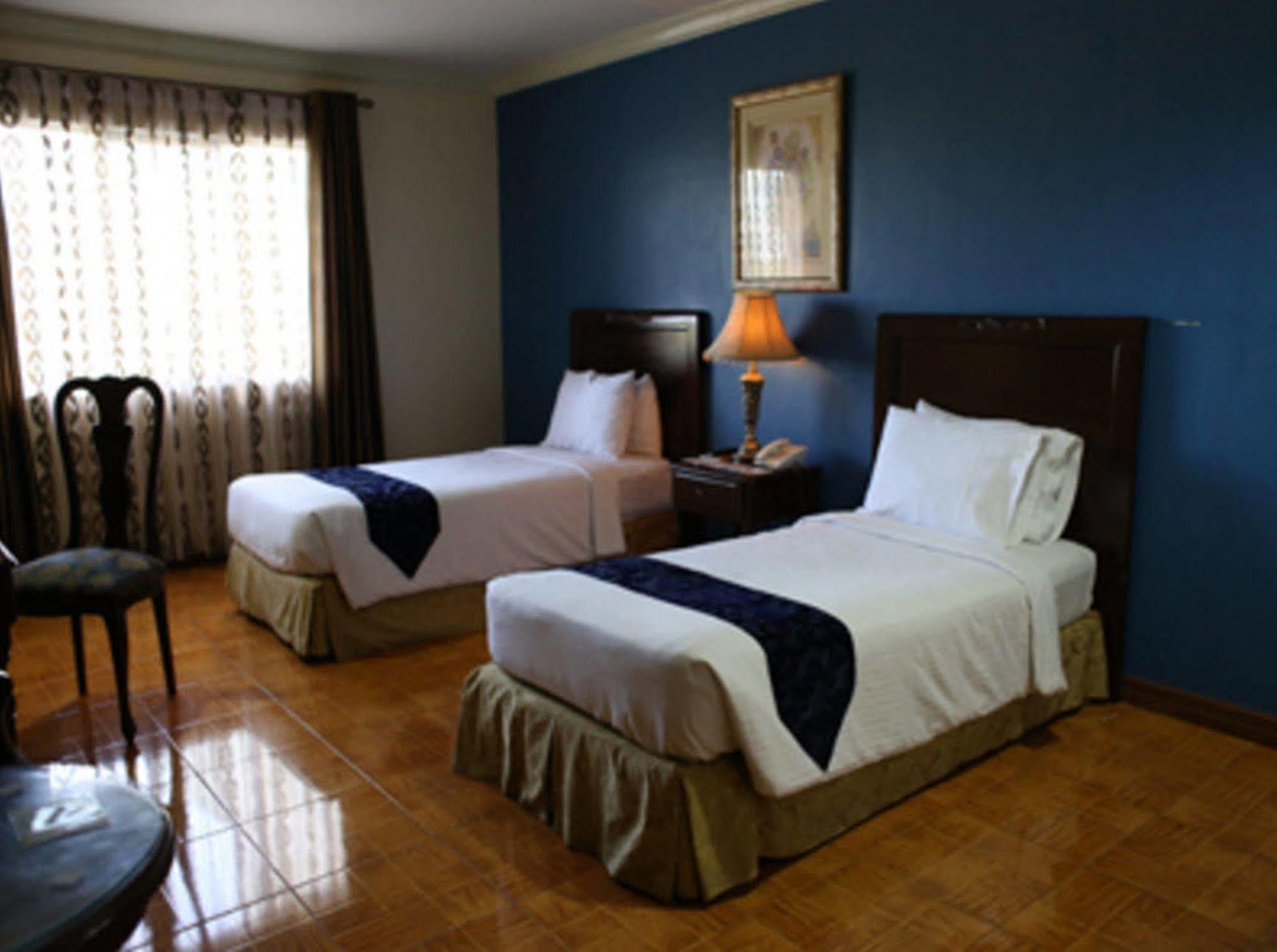 Crown Royale Hotel Balanga Exterior photo