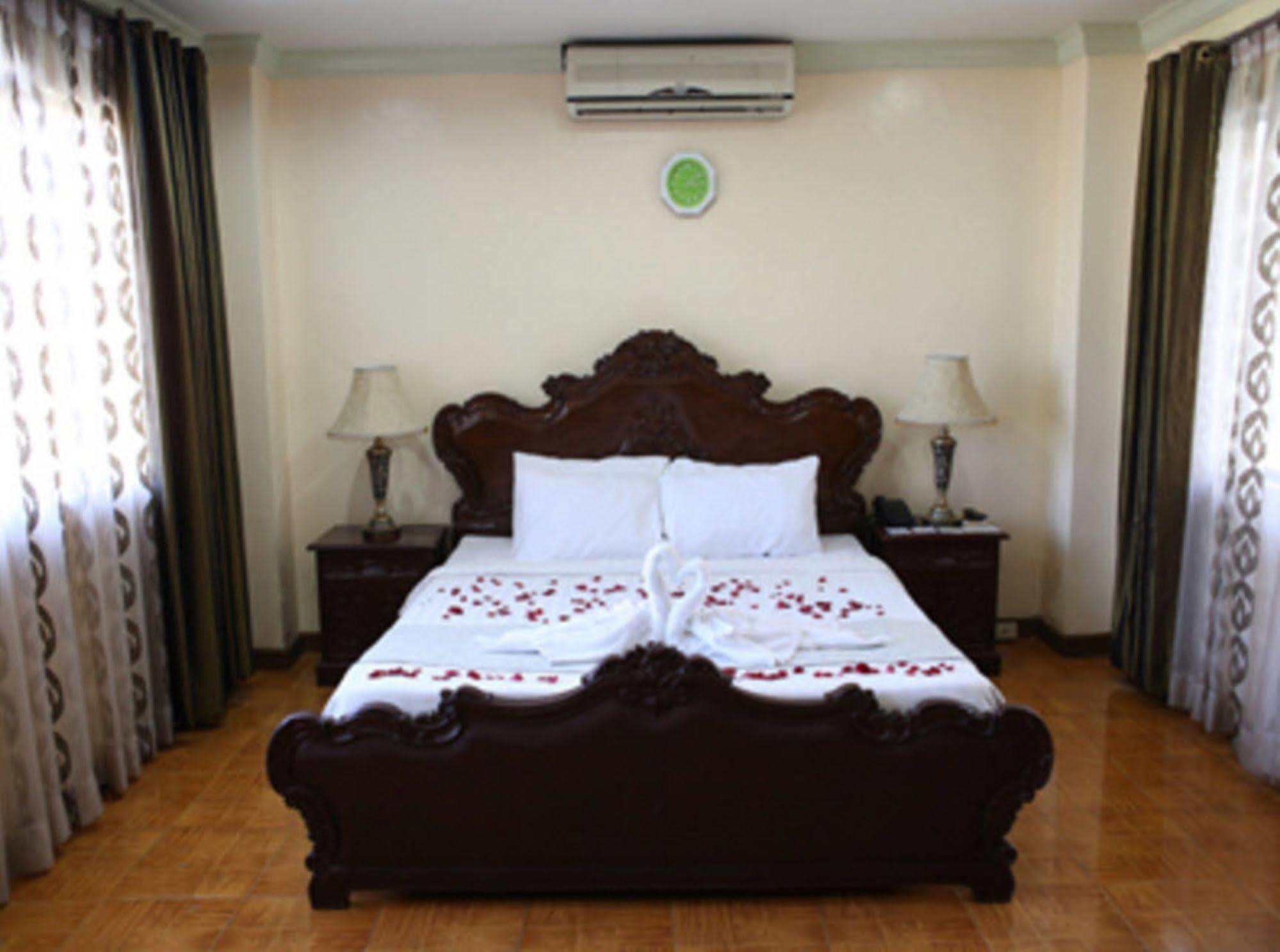 Crown Royale Hotel Balanga Exterior photo