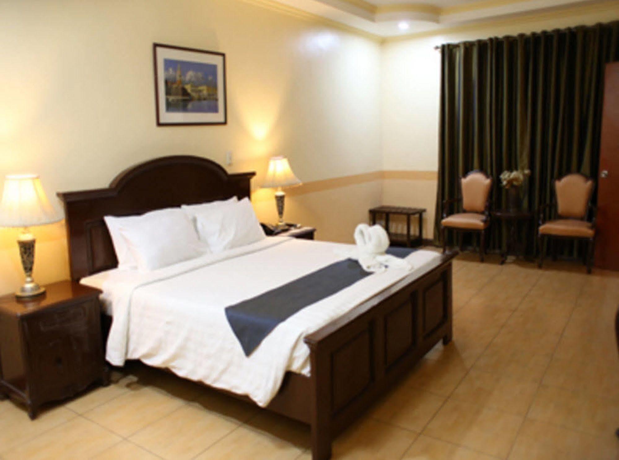 Crown Royale Hotel Balanga Exterior photo