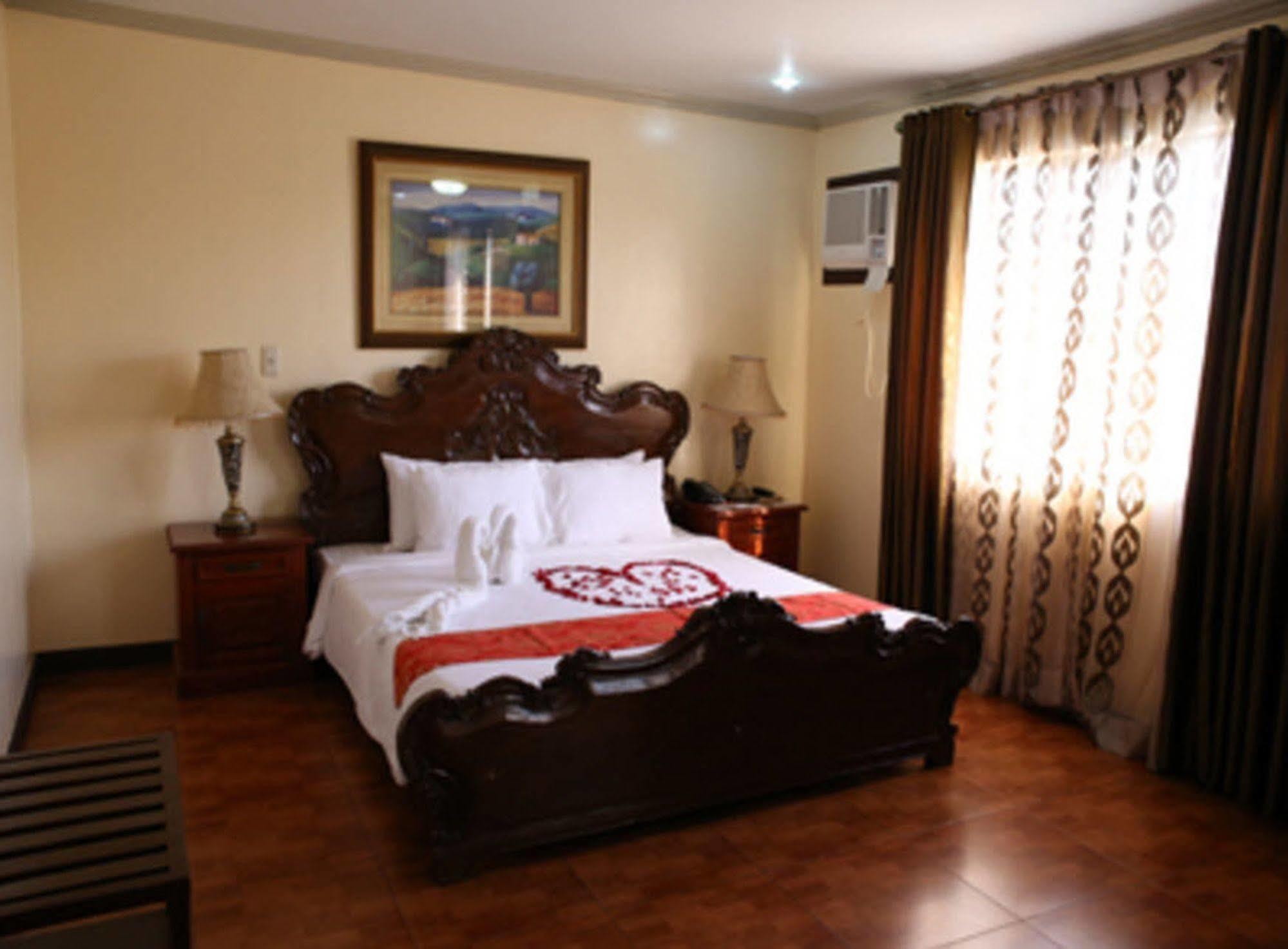 Crown Royale Hotel Balanga Exterior photo
