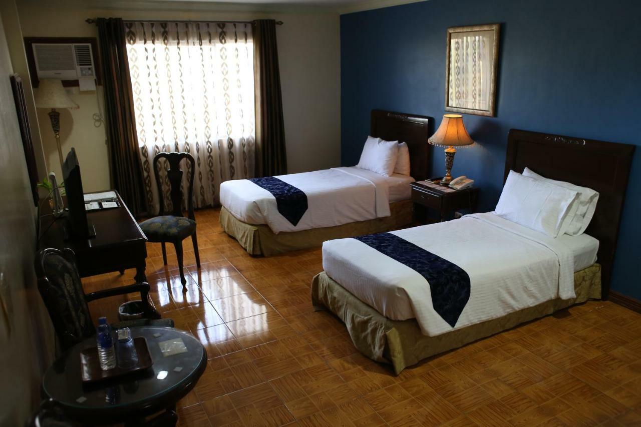 Crown Royale Hotel Balanga Exterior photo